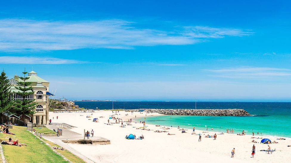 Cottesloe Beach é um dos locais mais emblemáticos de Perth para um mergulho (Crédito: Neal Pritchard Photography/Getty Images)