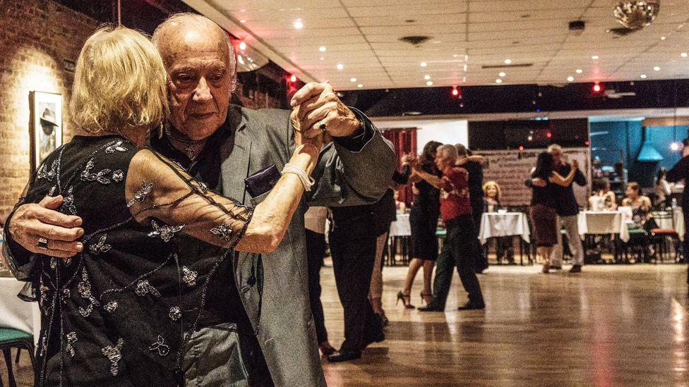 Visitantes podem aprender a dançar tango com moradores locais em uma noite de milonga em Buenos Aires (Crédito: James Strachan/Getty Images)
