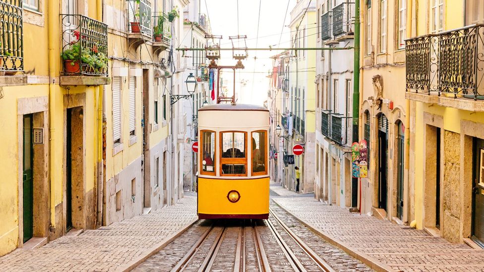 Lisboa é um hotspot para viajantes devido ao seu preço acessível e ao seu visto digital de nômade (Crédito: Alexander Spatari/Getty Images)