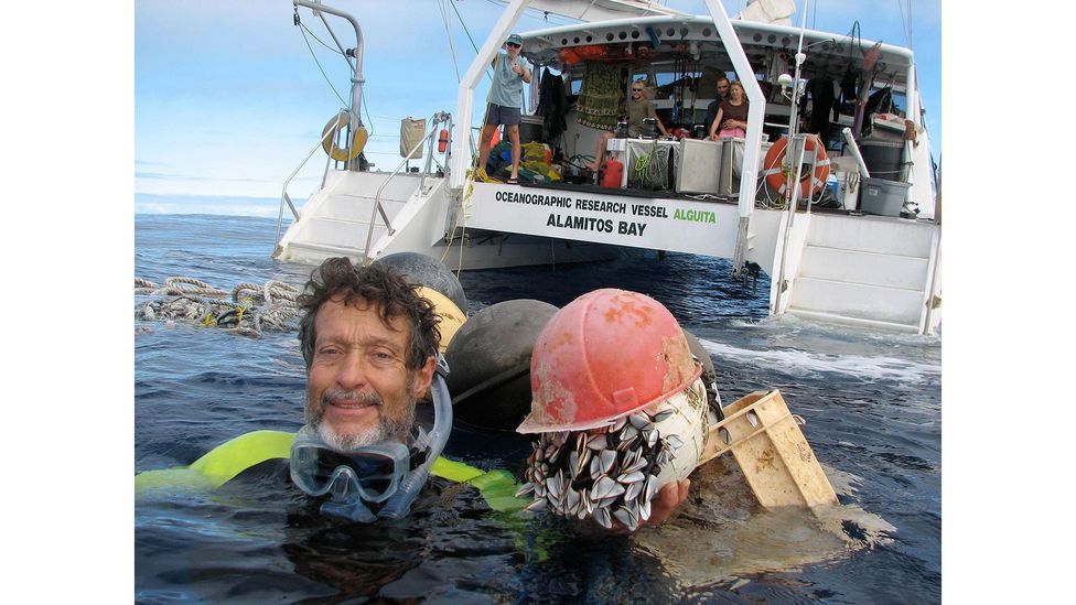 O capitão Charles Moore descobriu a Grande Mancha de Lixo do Pacífico em 1997 (Crédito: Algalita Marine Research and Education)