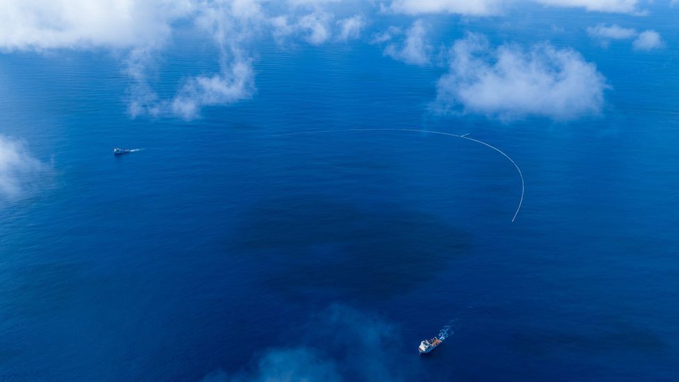 O Sistema 03 da Ocean Cleanup é capaz de limpar uma área da Grande Mancha de Lixo do Pacífico do tamanho de um campo de futebol a cada cinco segundos (Crédito: The Ocean Cleanup)