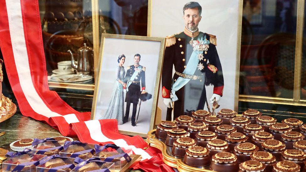 Conditori La Glace set up a window display of royal family portraits and trays of cakes (Credit: Adrienne Murray Nielsen)