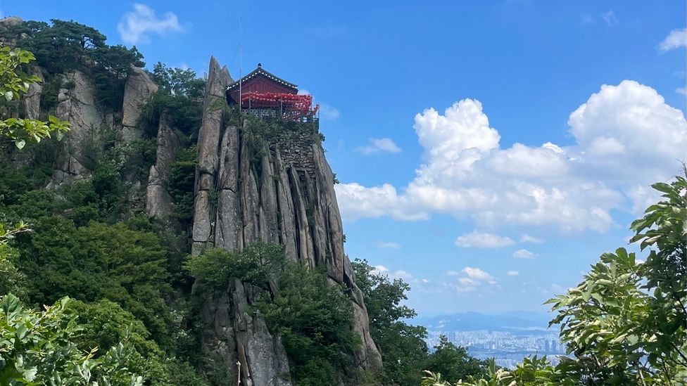 L'ermitage bouddhiste de Yeonjuam, perché de manière précaire, est l'un des sites les plus photogéniques de Séoul (Crédit : Christina Too)