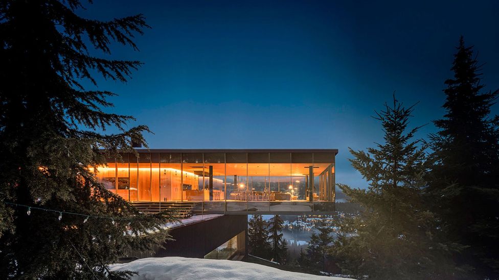 The low-lying, horizontal Flag House by Studio MK27 blends with its surroundings in Whistler (Credit: Fernando Guerra)
