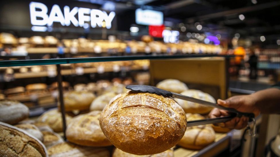 Bread rolls in supermarket (Credit: Getty Images)