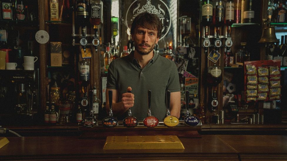 Richard Gad behind a bar in new Netflix series Baby Reindeer