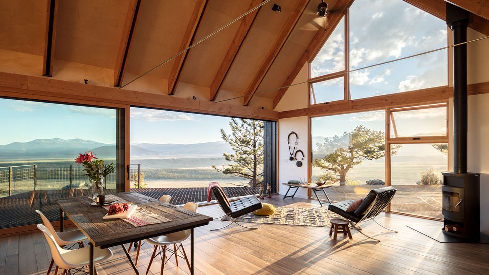 Each window of this off-grid cabin in Colorado's Rocky Mountains frames a different perspective on the landscape, allowing nature to take centre stage (Credit: David Lauer)