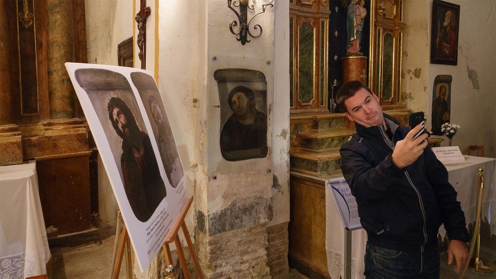 Man takes a selfie with Ecce Homo at Santuario de Misericordia church (Credit: Alamy)