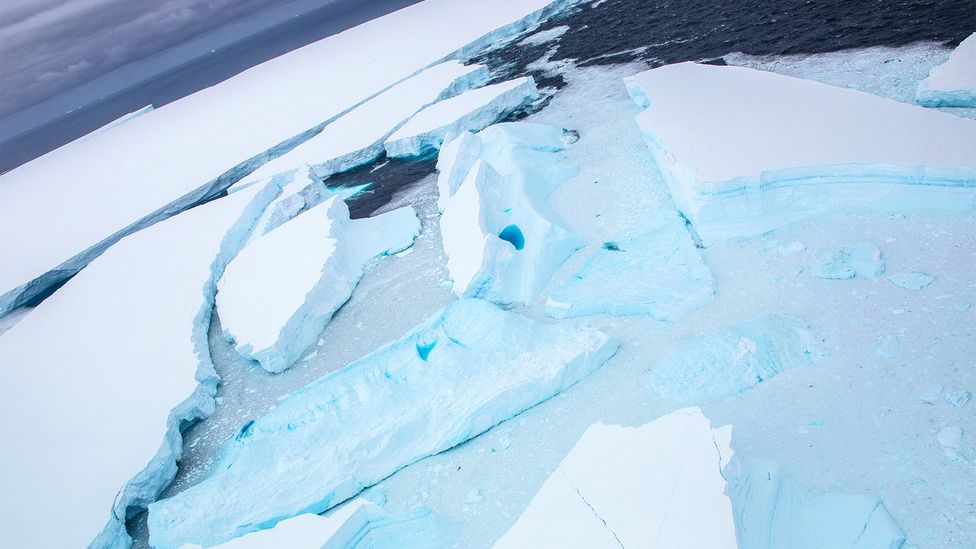 Ocean currents created stresses in iceberg A-68 that caused sections to break off to form smaller icebergs (Credit: Cpl Phil Dye/RAF) Ocean currents created stresses in iceberg A-68 that caused sections to break off to form smaller icebergs (Credit: Cpl Phil Dye/RAF)