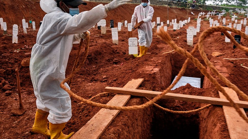 Gravediggers worked around the clock at Jakarta's public cemetaries to cope with the bodies of Covid-19 victims at the end of 2020 (Credit: Getty Images) Gravediggers worked around the clock at Jakarta's public cemetaries to cope with the bodies of Covid-19 victims at the end of 2020 (Credit: Getty Images)