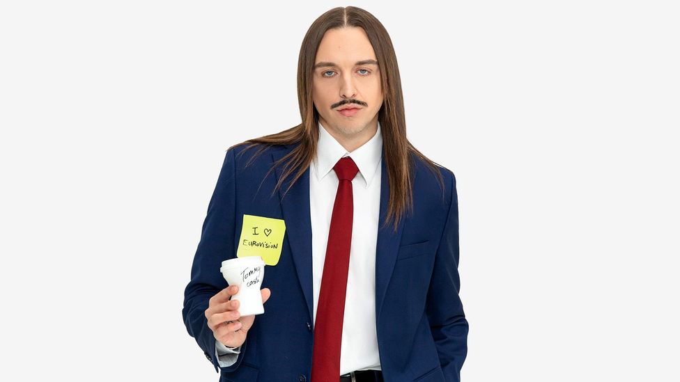 Tommy Cash wearing a suit and holding a post-it note which reads "I heart Tommy Cash"(Credit: Alina Pyazok)