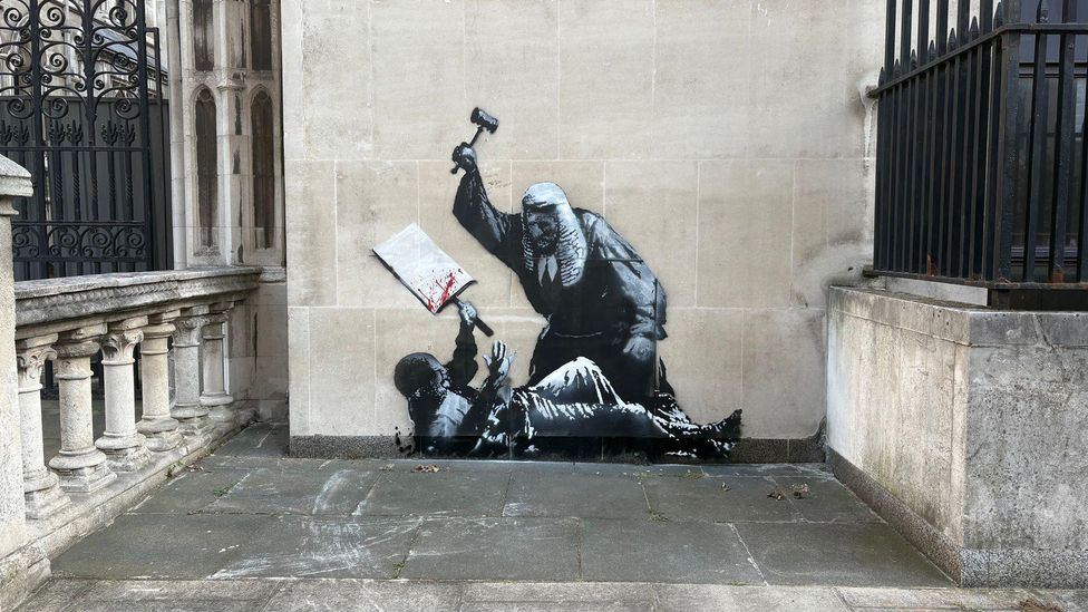 A controversial mural by the artist Banksy appeared on the side of London's Royal Courts of Justice on 7 September (Credit: Getty Images)