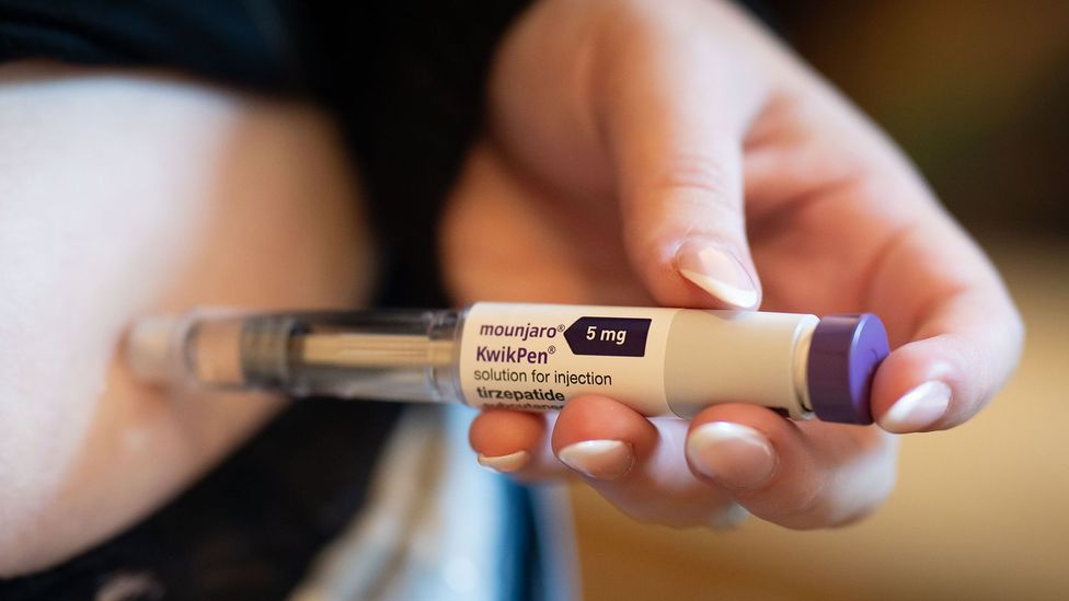 A person injecting themselves in the abdomen with a weight-loss drug using a pen injection system (Credit: Getty Images)