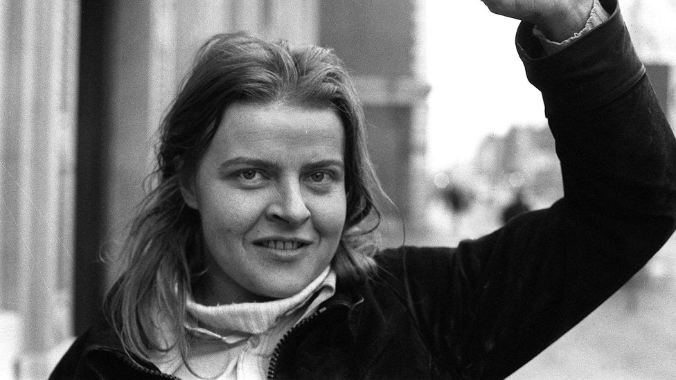 A black-and-white image of Rose Dugdale with her fist raised (Credit: Alamy)