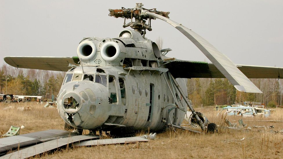 Derelict Mil Mi-6 helicopter at Rassokha in 2006 (Credit: Phil Coomes/ BBC)