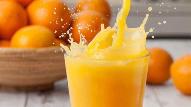 Jak sok pomarańczowy zajął stół śniadaniowy